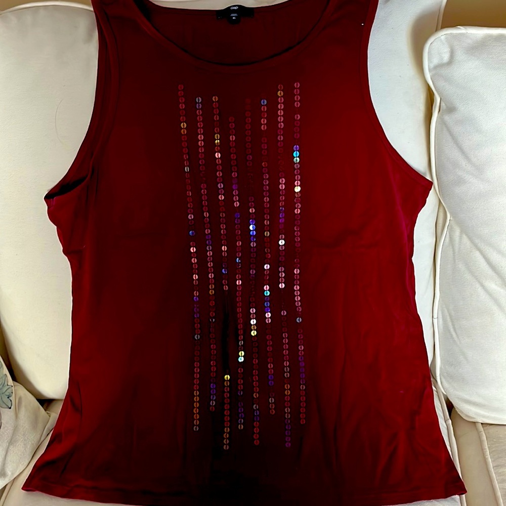 Burgundy GAP tank top for woman. Size CL. SEQUINS sewn on front.